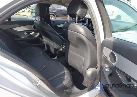 2015 Mercedes-Benz C 300 4Matic/Luxury 4Matic/Sport 4Matic z USA, uszkodzony, nr VIN 55SWF4KBXFU077028